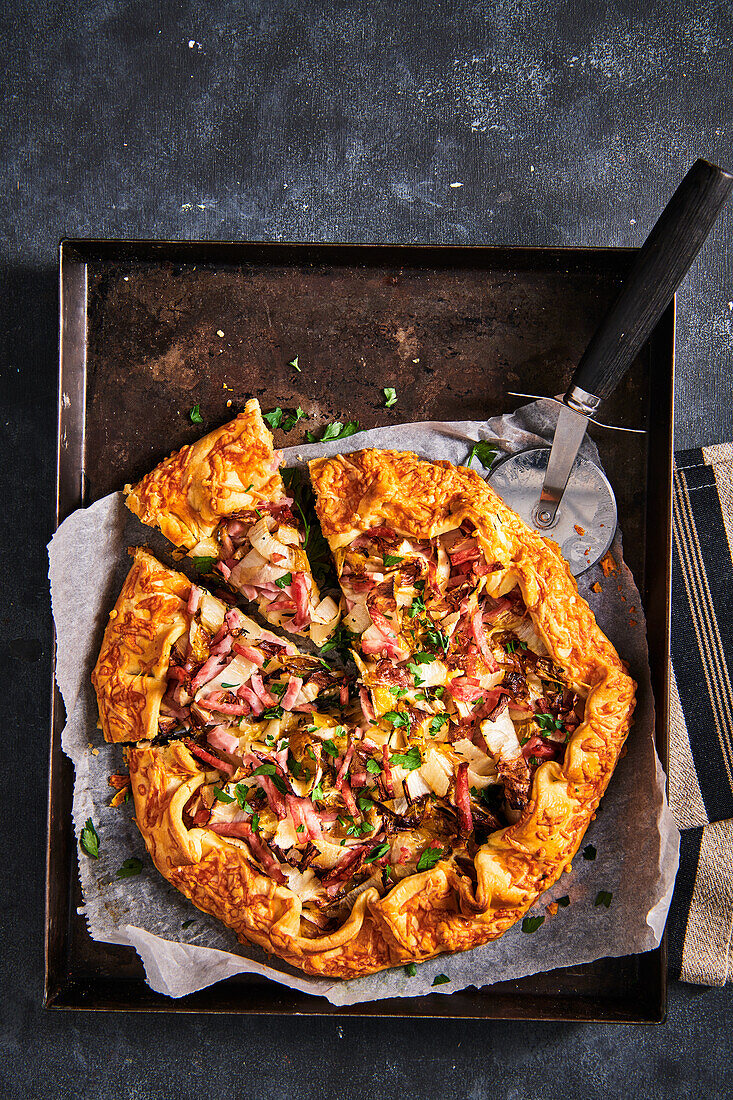 Chicorée-Schinken-Galette mit Käse