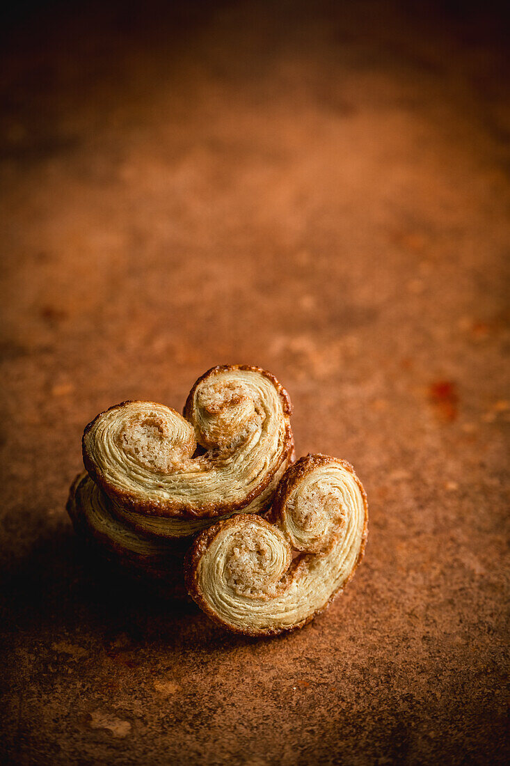 Palmiers auf braunem Hintergrund