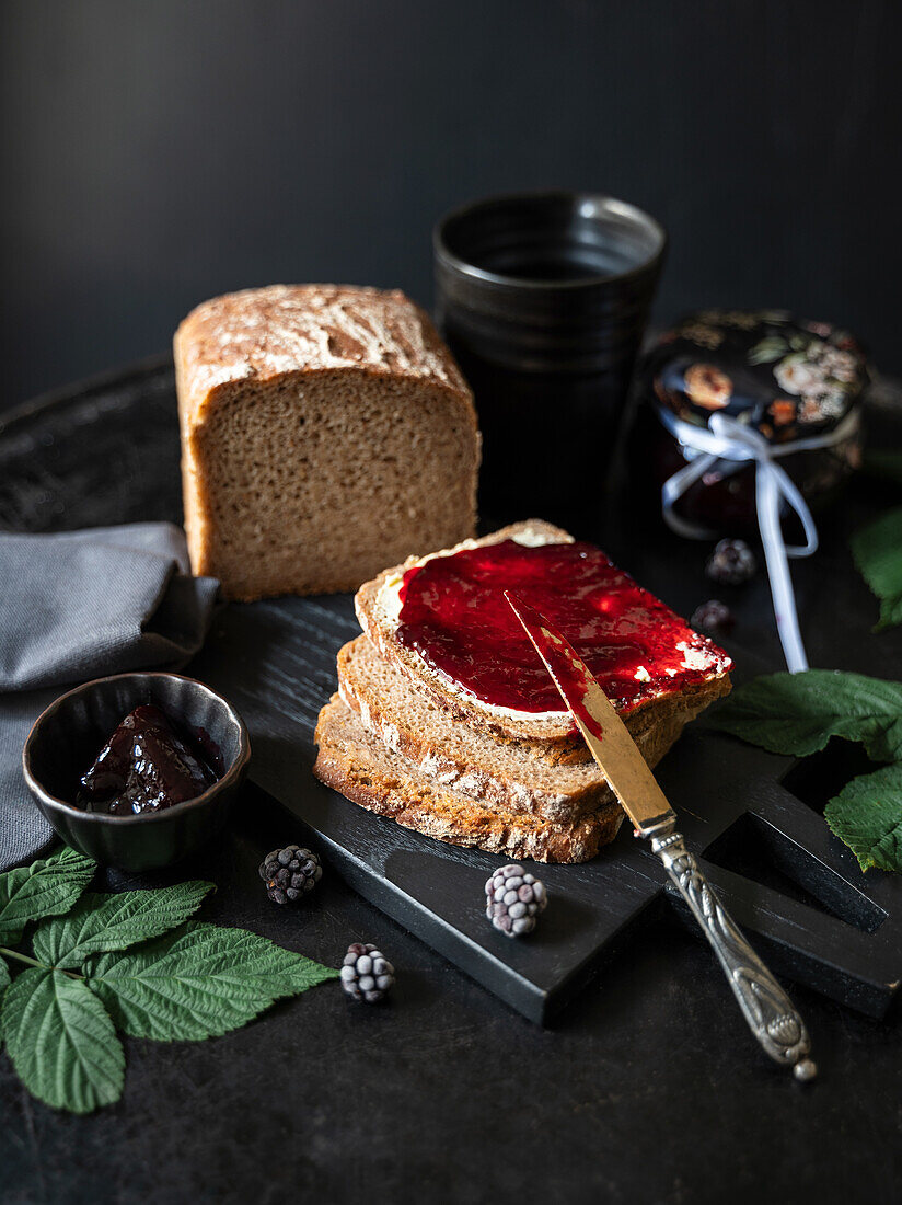 Vollkornbrot mit Brombeer-Fruchtaufstrich