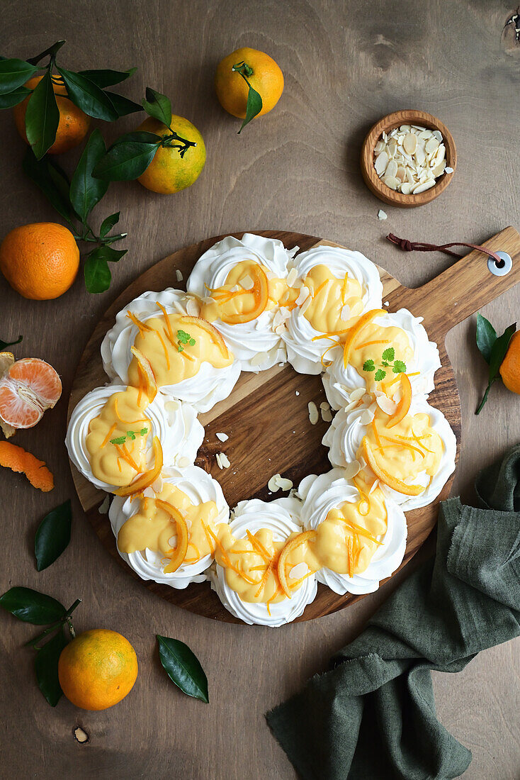 Meringue wreath with mandarin curd