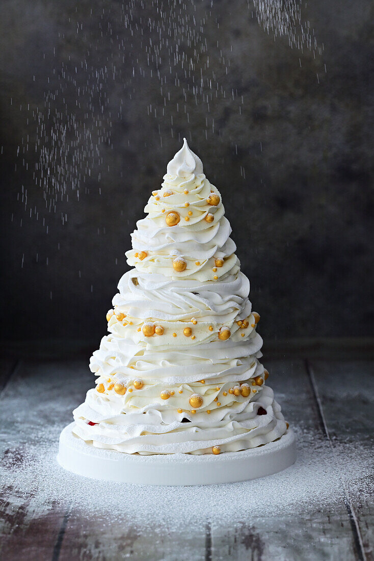 Vierstöckige Pavlova-Torte mit Beerenfüllung und Mascarponecreme in Form eines Weihnachtsbaums