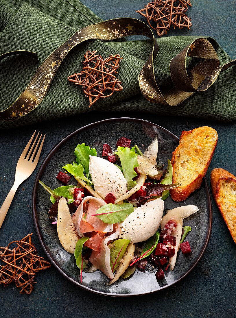 Frischkäse-Mousse mit Rote Bete, Salat und Schinken