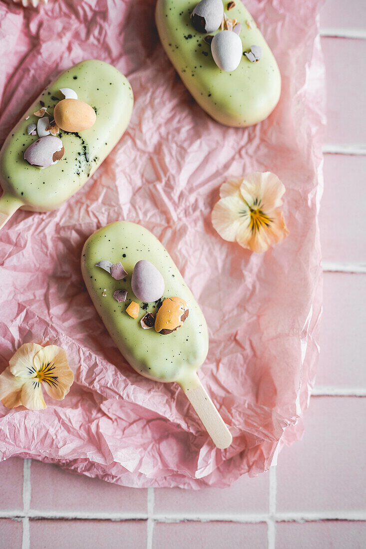 Oster-Cakesicles mit Schokoladeneiern