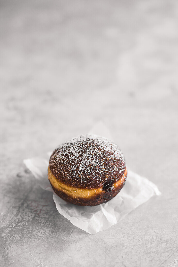 Schoko-Krapfen mit Beerenfüllung