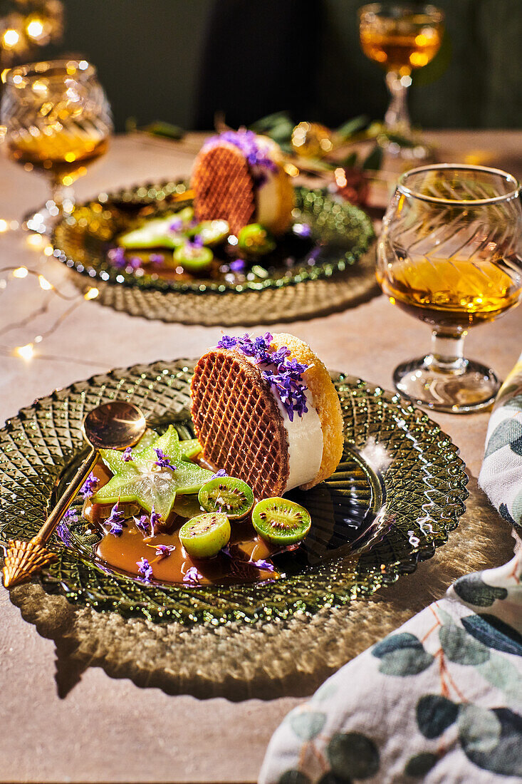 Vanilleeis-Sandwich mit Meersalz-Karamell und Mini-Kiwi