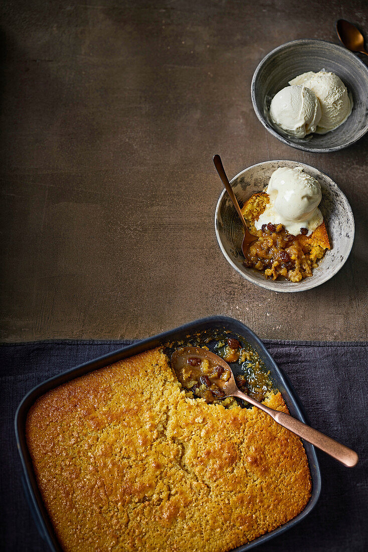 Rumrosinen-Sponge Pudding mit Vanilleeis