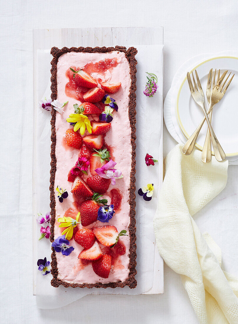 Strawberry and yoghurt tart with chocolate base