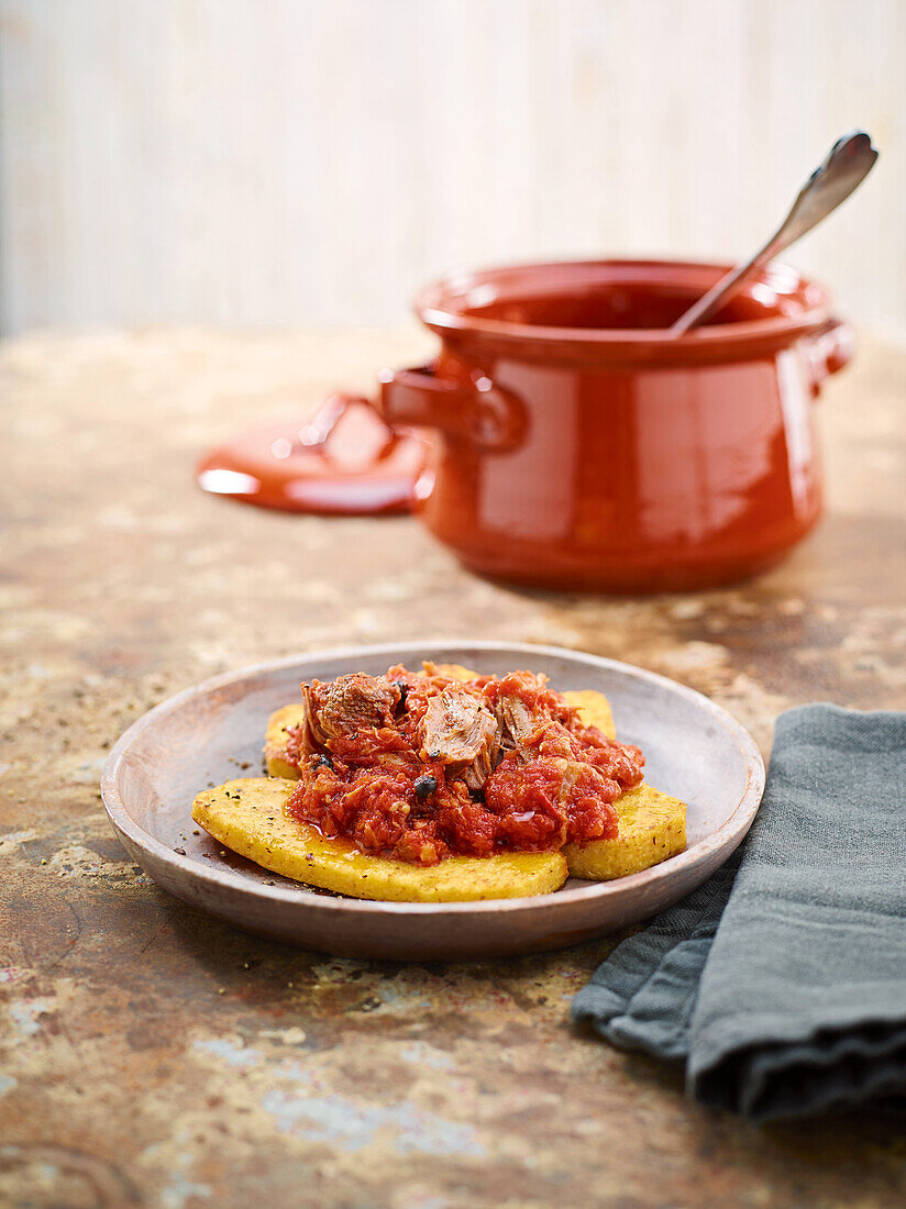 Schweinenacken-Salsiccia-Ragu mit Polenta