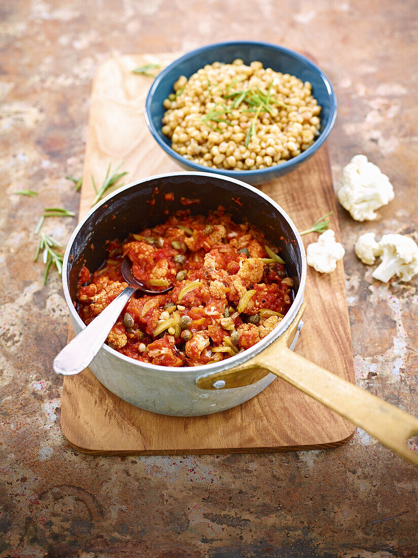 Geröstetes Blumenkohlragout mit Tomaten, Chili und Kapern