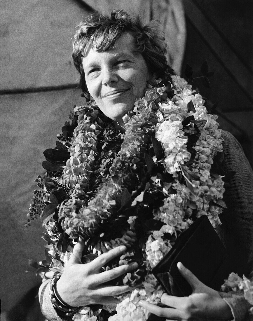 Earhart arriving in Hawaii