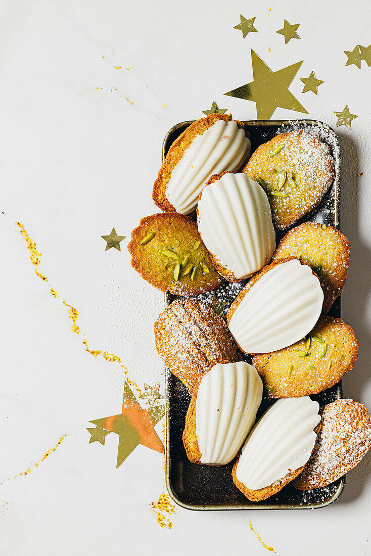 Pistazien-Madeleines mit weißer Schokolade