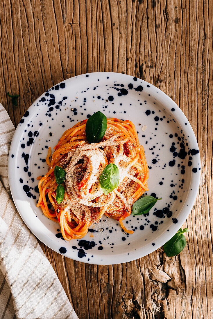 Spaghetti with tomato sauce, mascarpone and nutritional yeast