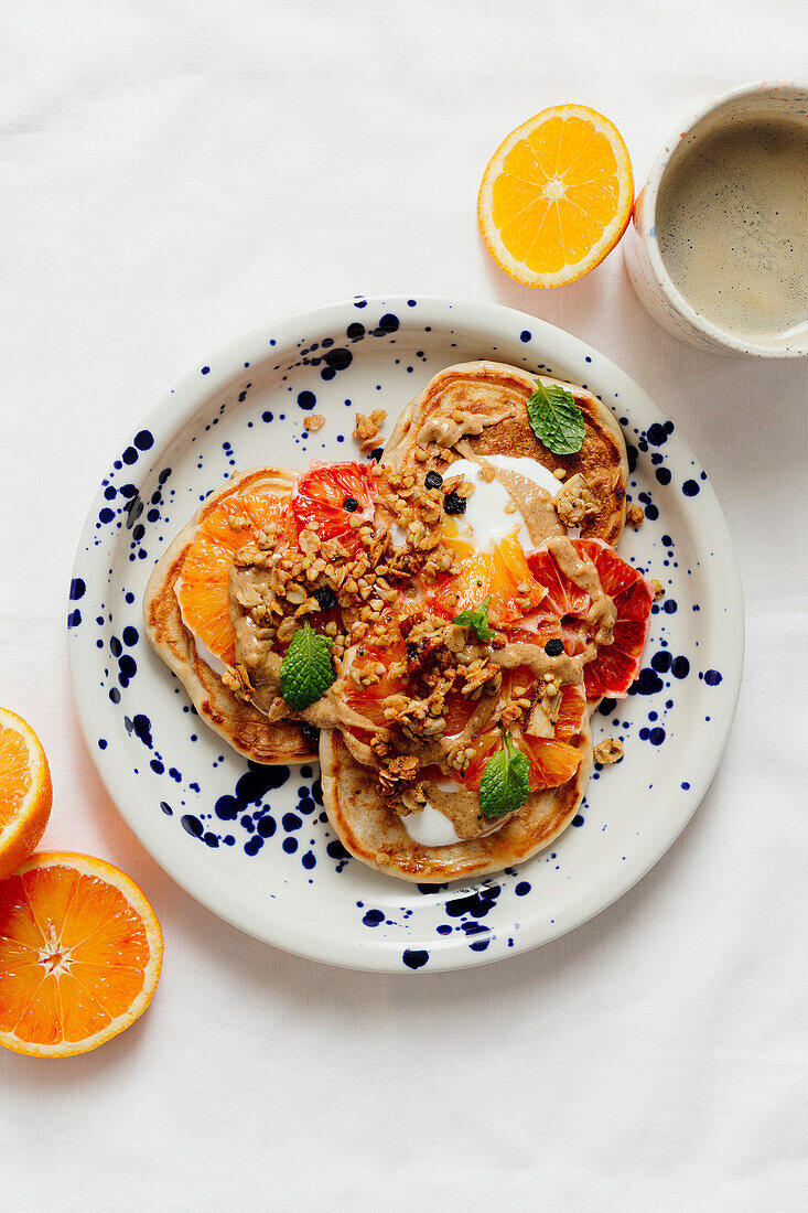 Pancakes mit Joghurt, Blutorangen und Granola