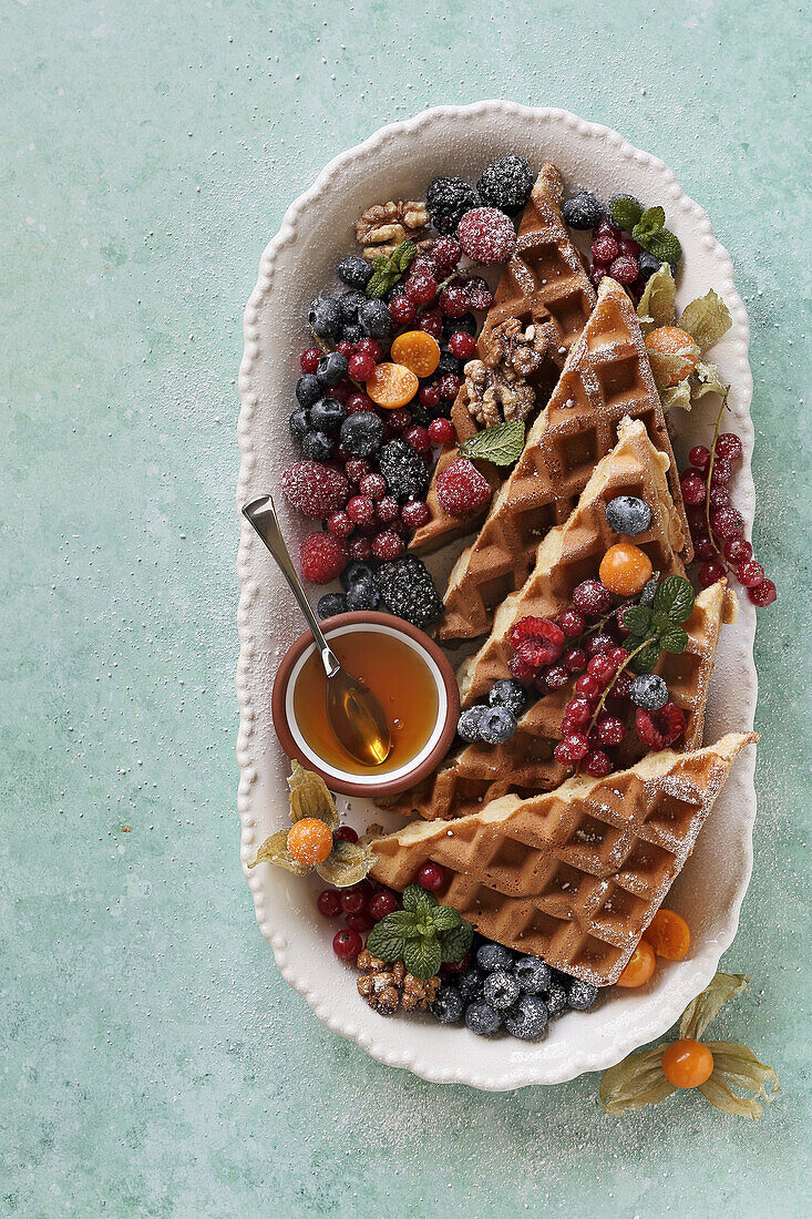 Waffeln mit frischen Beeren und Honig