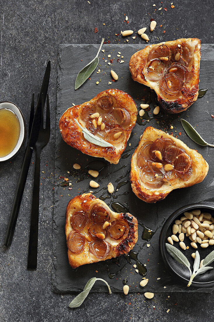 Mini-Tarte-Tatins mit karamellisierten Schalotten, Salbei und Pinienkernen