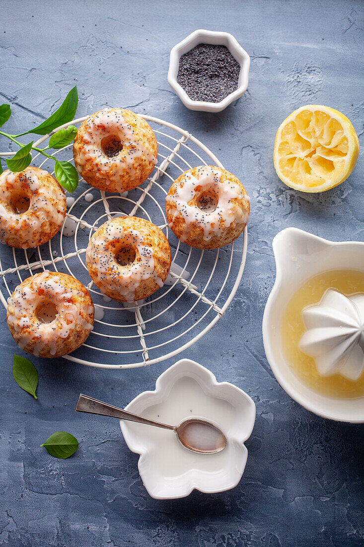 Minigugelhupfe mit Mohnsamen und Zuckerglasur