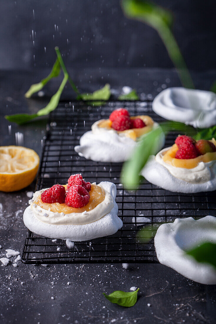 Baisertörtchen mit Custard und Himbeeren