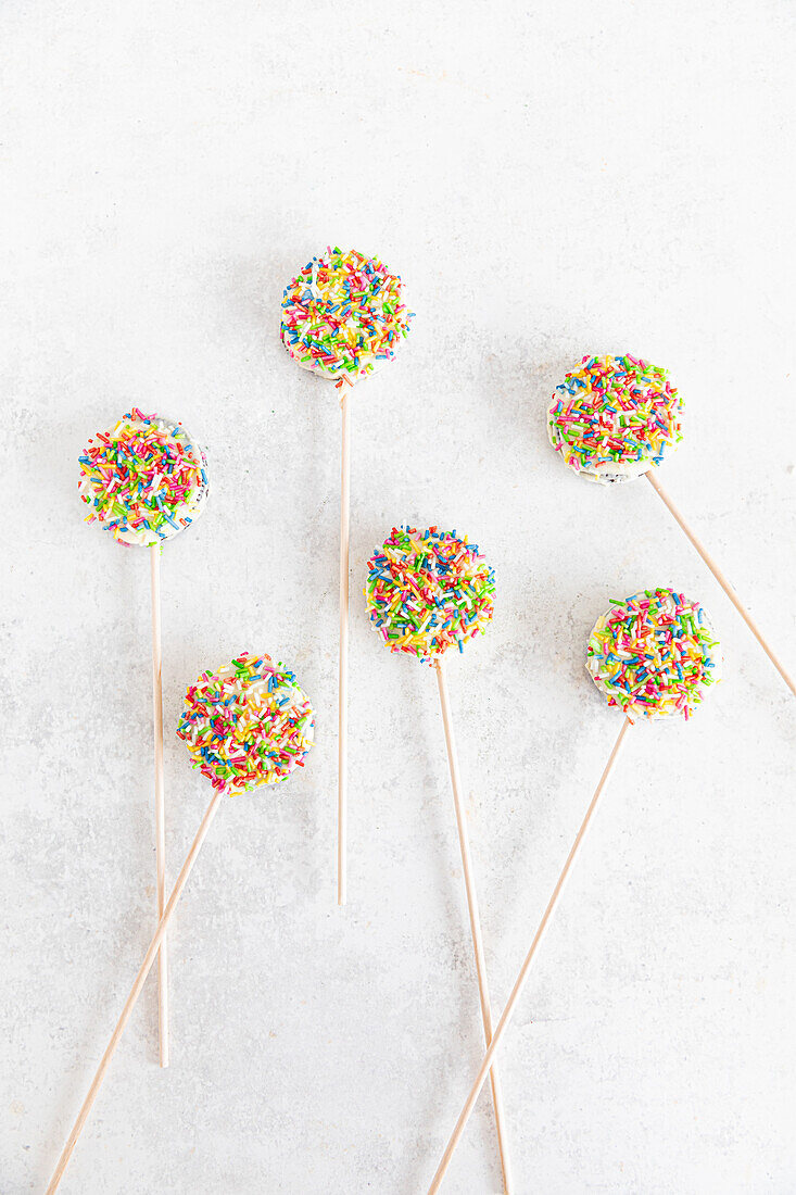 Lollies mit bunten Zuckerstreuseln