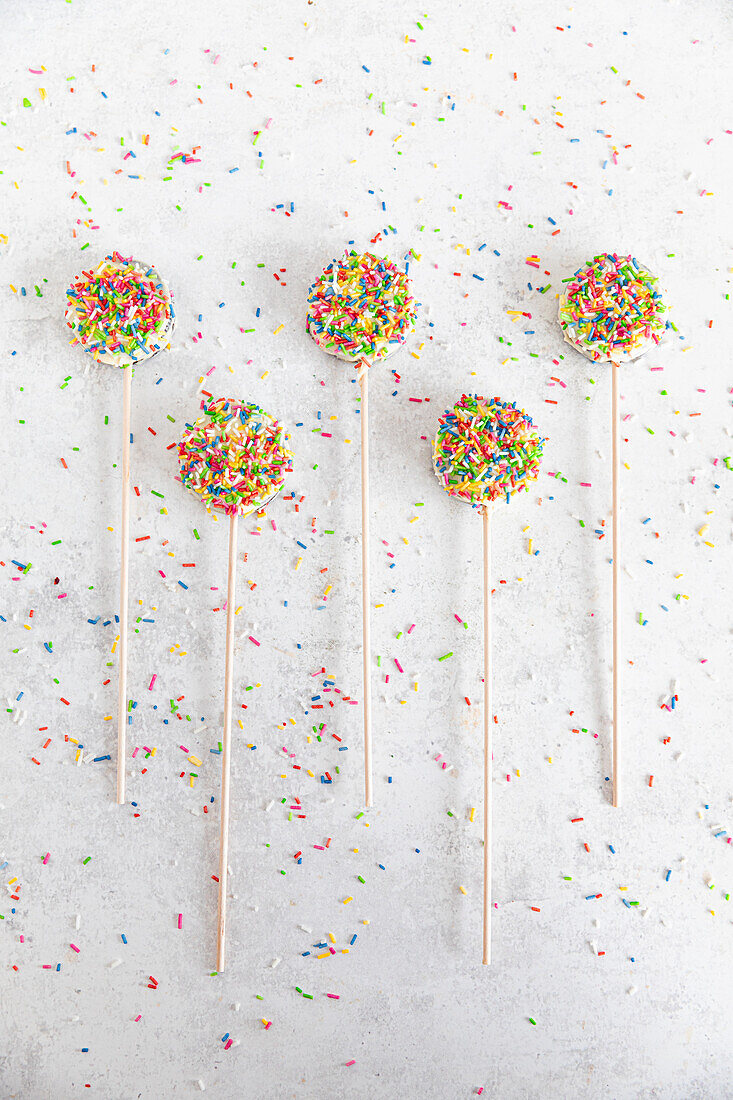 Lollies mit bunten Zuckerstreuseln