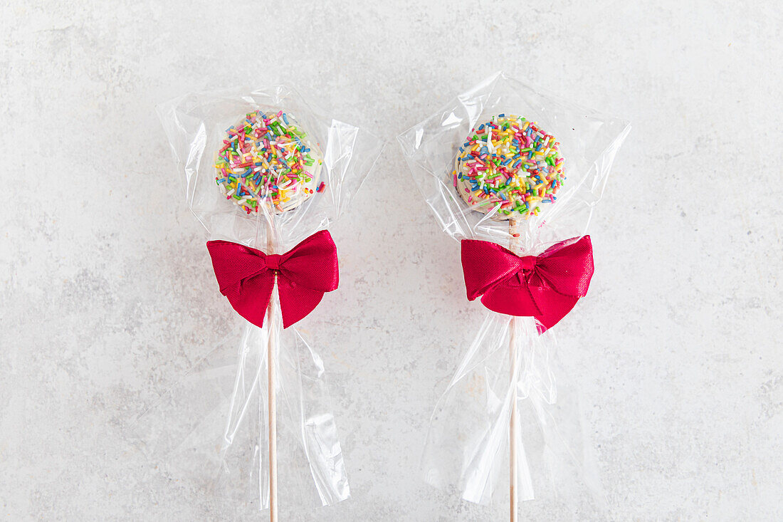 Lollies mit bunten Zuckerstreuseln zum Verschenken