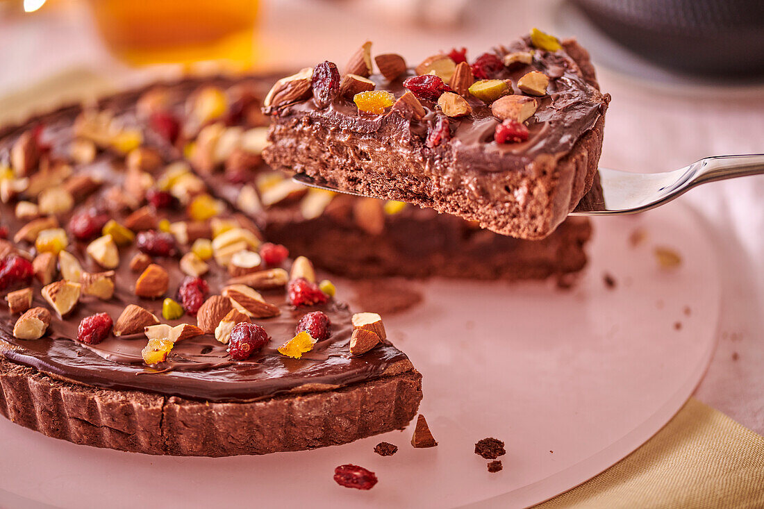 Schokoladen-Tarte mit Kernen und Trockenfrüchten