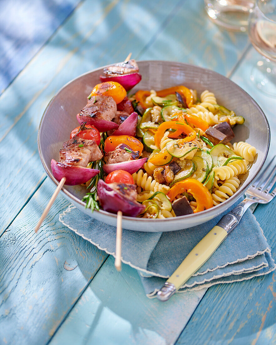 Filet Mignon-Tomaten-Spieße und Nudelsalat mit Gemüse