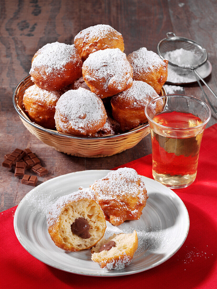 Krapfen gefüllt mit Schokopudding