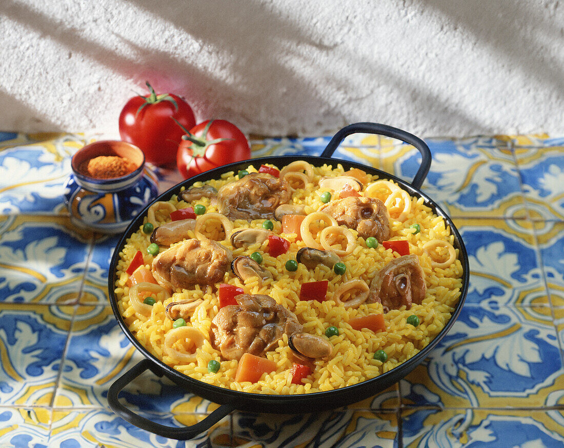 Paella mit Huhn und Meeresfrüchten