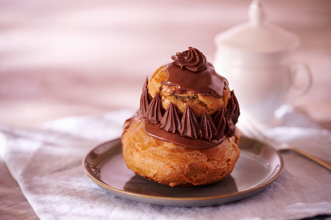 Religieuse au Chocolat (Windbeutel mit Schokoladencreme, Frankreich)