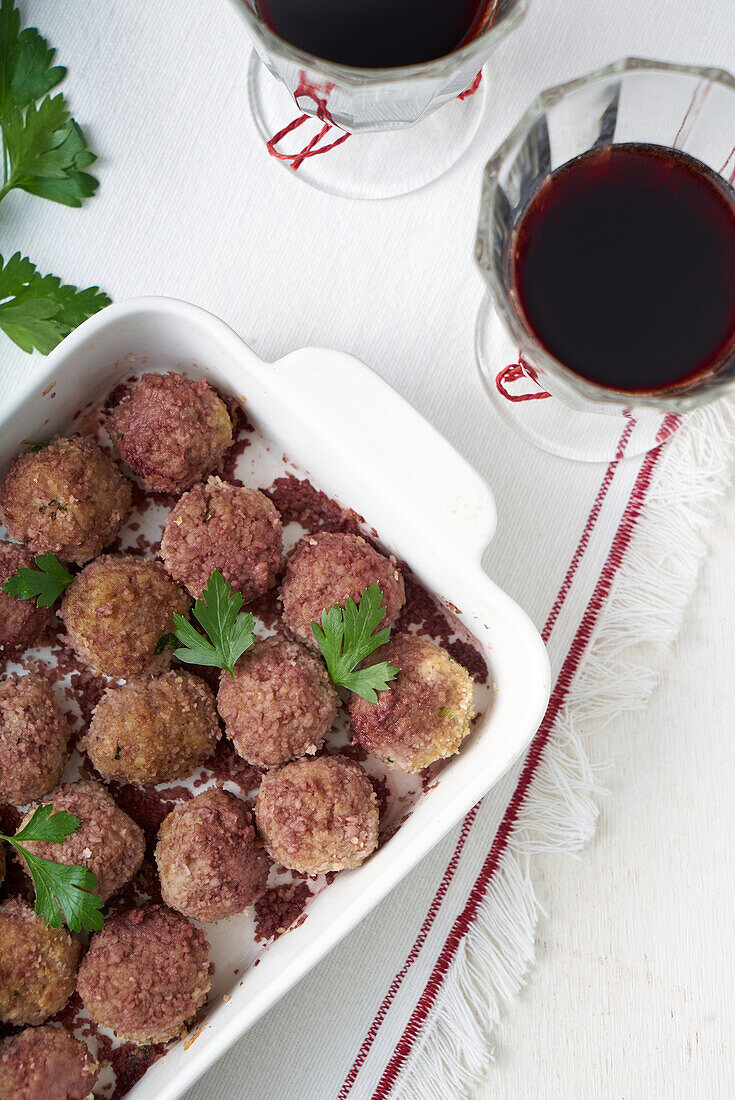 Hähnchenklößchen mit Rotwein aus dem Ofen