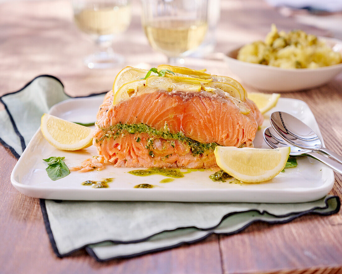 Roti Zitronen-Lachs mit Pestofüllung