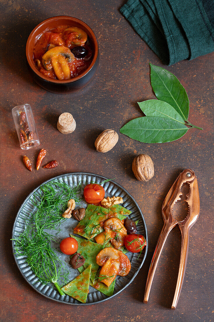 Spinat-Maltagliati mit Pilz-Oliven-Ragout