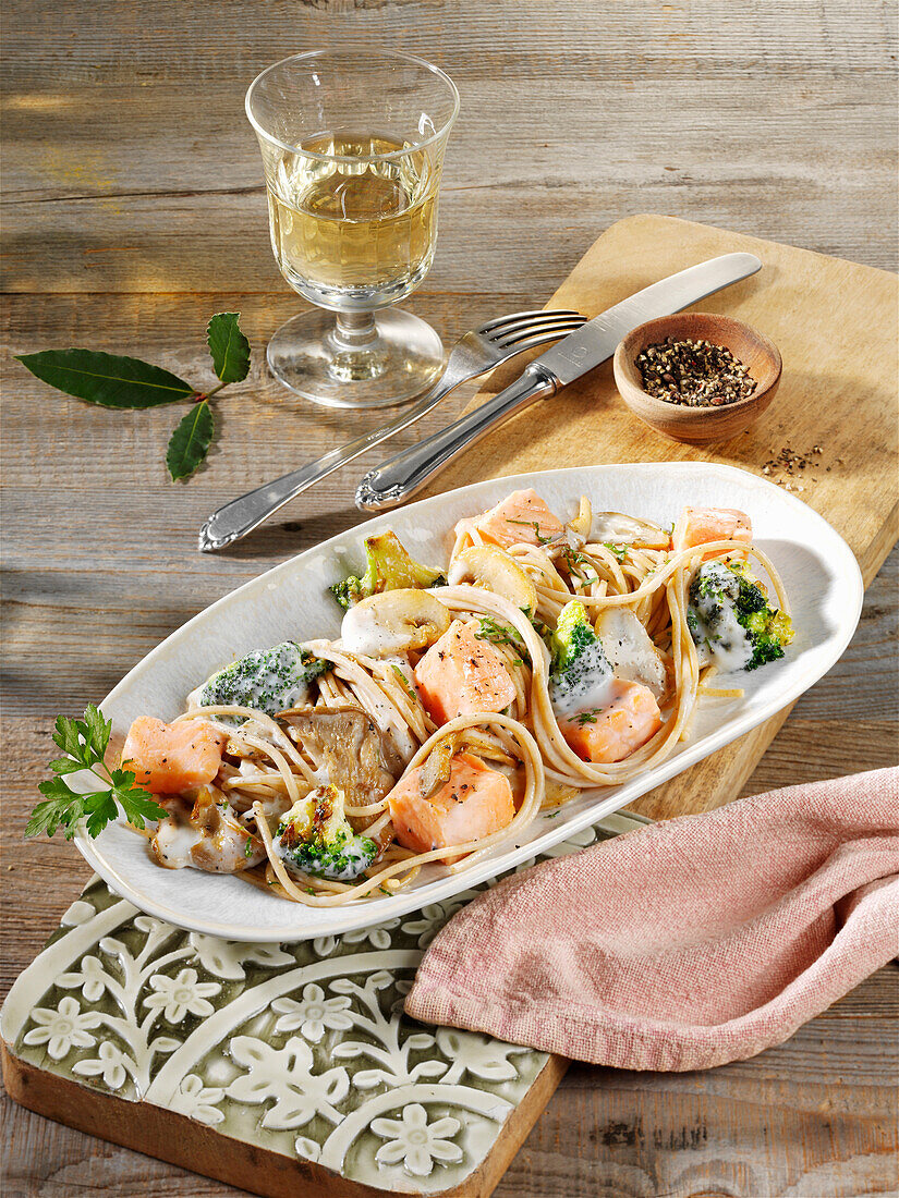 Wholemeal spaghetti with salmon, mushrooms and broccoli