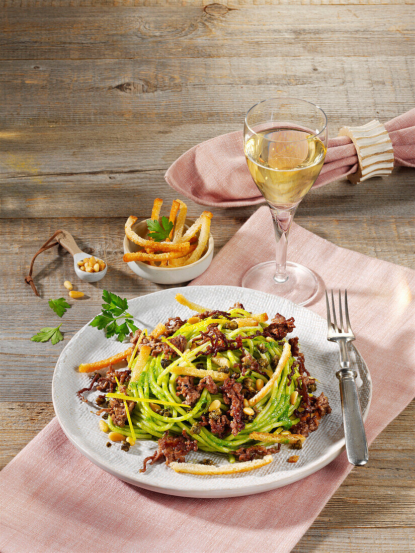 Petersilien-Spaghettone mit Hackfleisch und Kapern