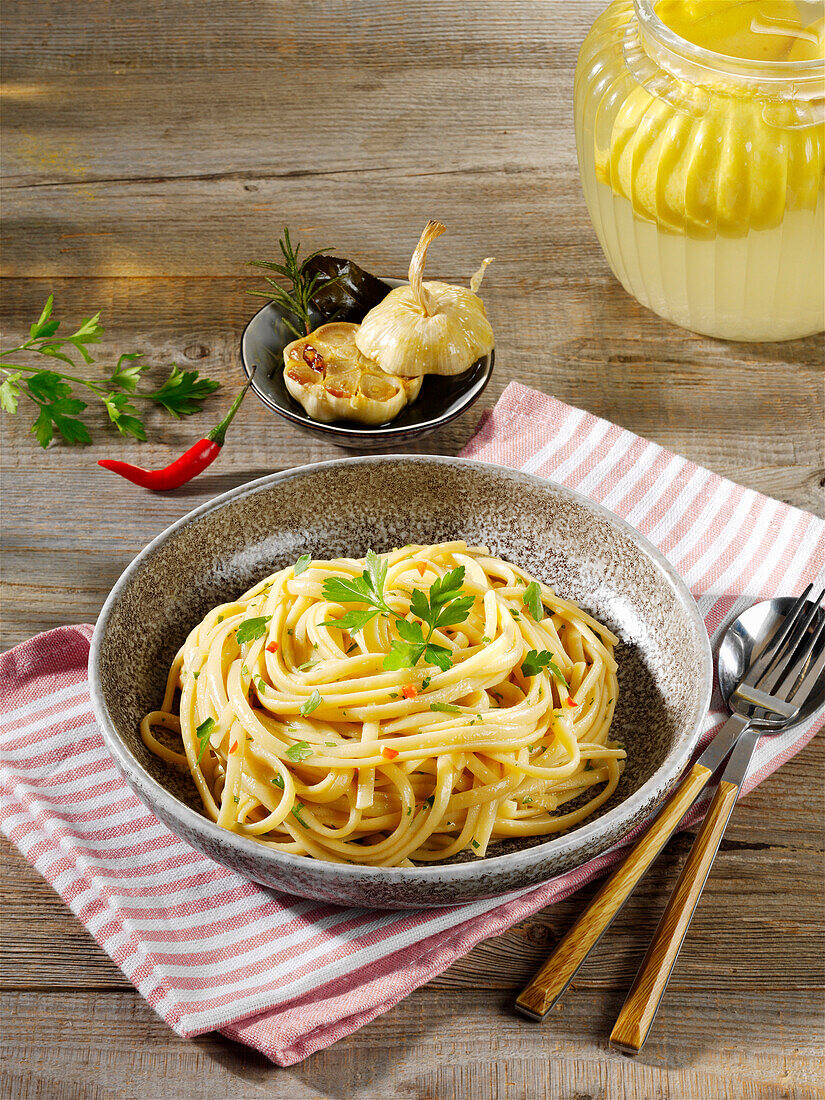 Spaghetti mit Ofenknoblauch, Zitrone und Peperoni