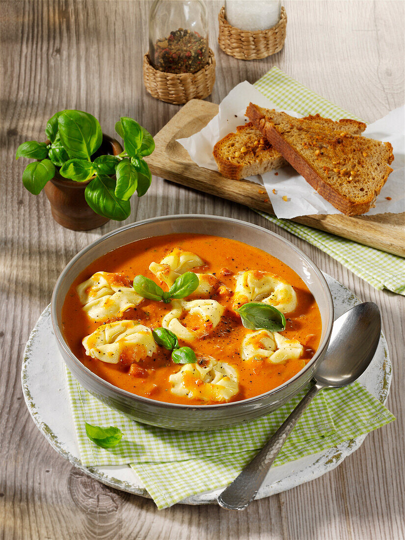 Tomatencremesuppe mit Tortellini