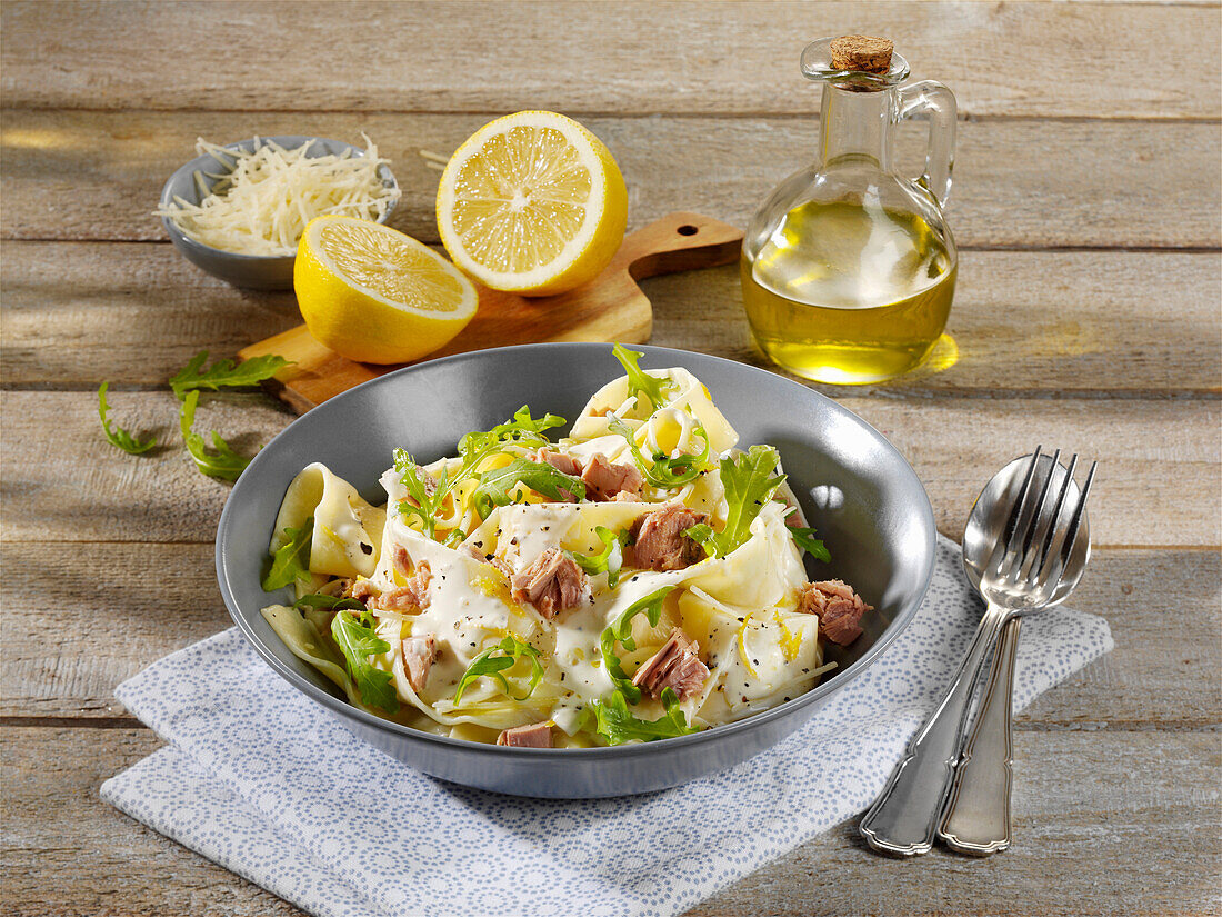 Lemon pasta with tuna and rocket