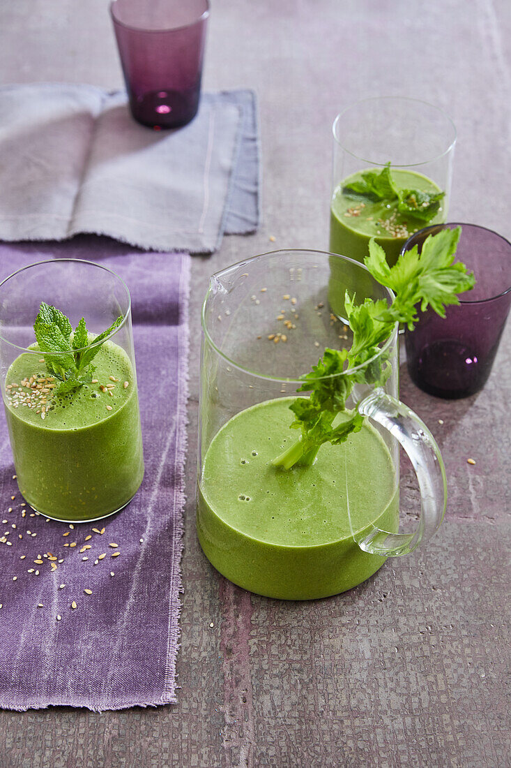 Green apple and mint smoothie with linseed and sesame seeds