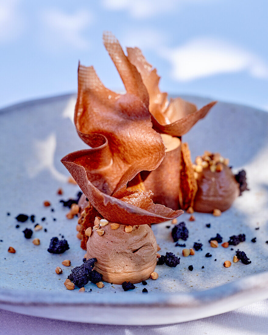 Mousse au Chocolat mit Thymian und Crepe-Blättern