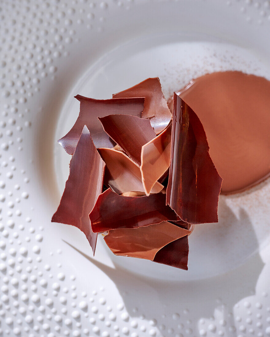 Sponge cake with chocolate cream and chocolate shavings