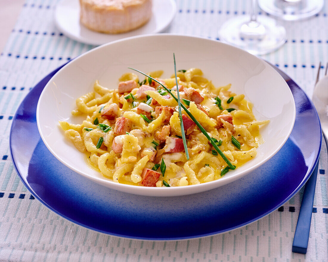 Spätzle mit Münsterkäse und Kasselerwürfeln