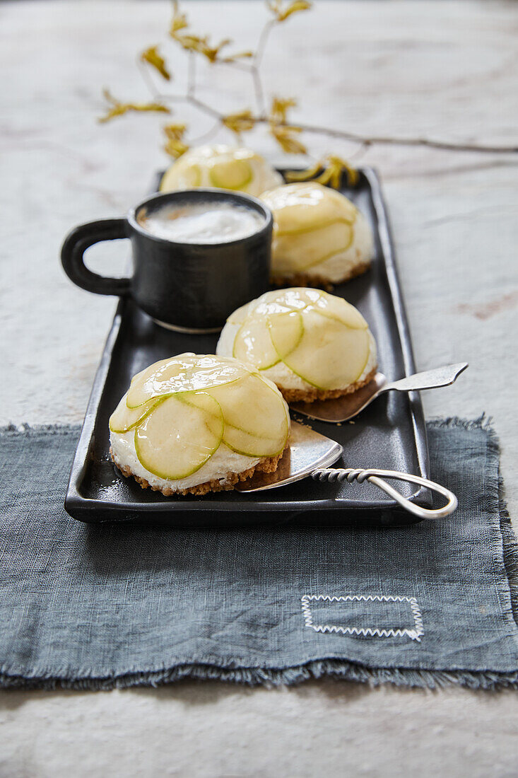 Birnenmousse-Törtchen mit knusprigem Haferkeks-Boden