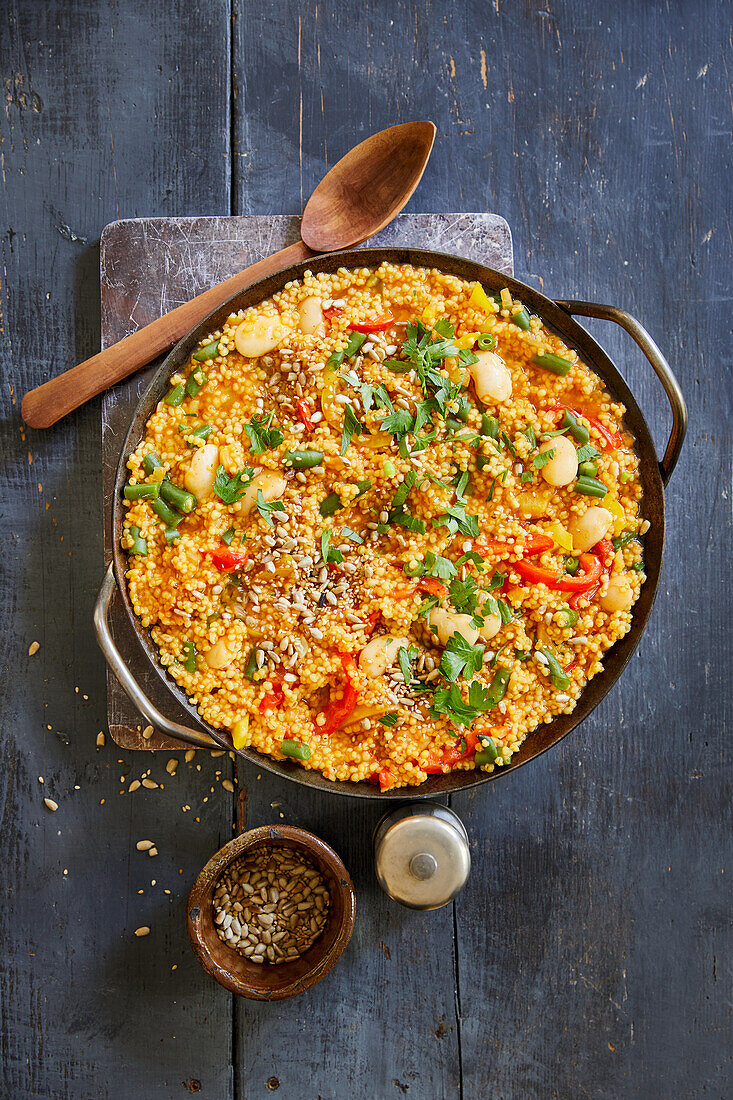 Vegane Graupen-Paella mit Bohnen