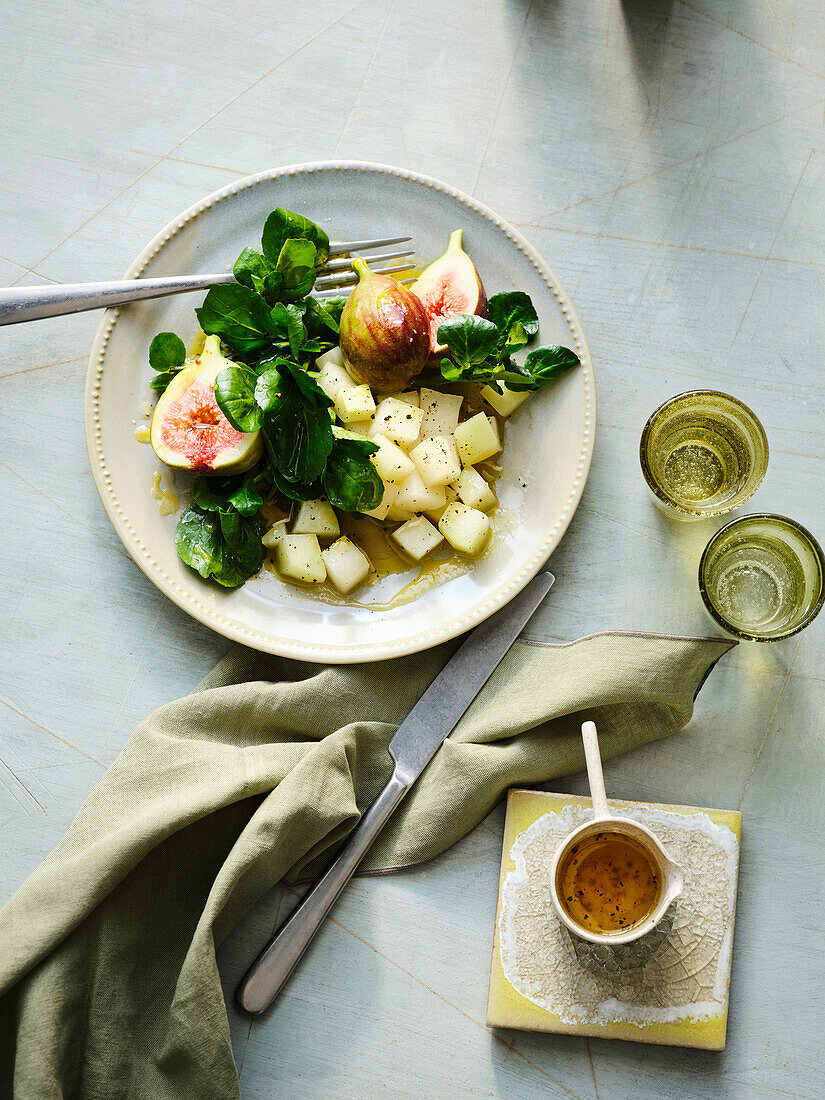 Brunnenkressesalat mit Feigen, Kohlrabiwürfeln und Vanilleöl