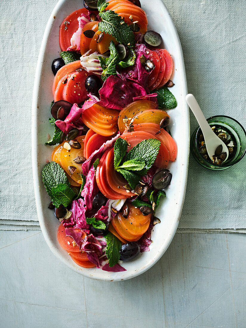 Bunte Bete-Salat mit Weintrauben, Minze, Radicchio und Kürbiskernen