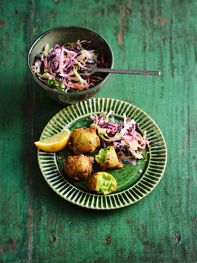 Erbsen-Falafel mit Coleslaw aus Spitzkohl, Möhre und Koriander