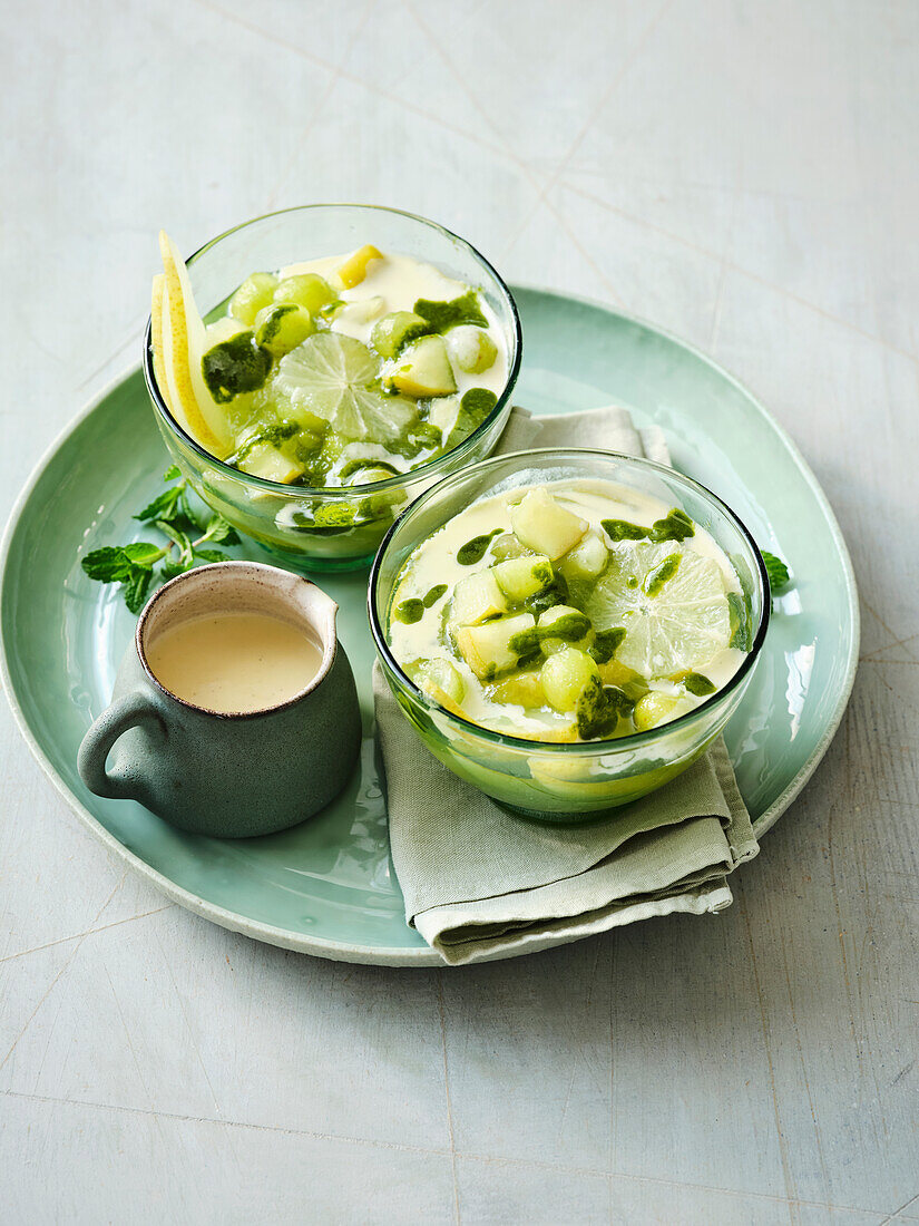 Grüne Grütze mit Vanillesauce und Waldmeister