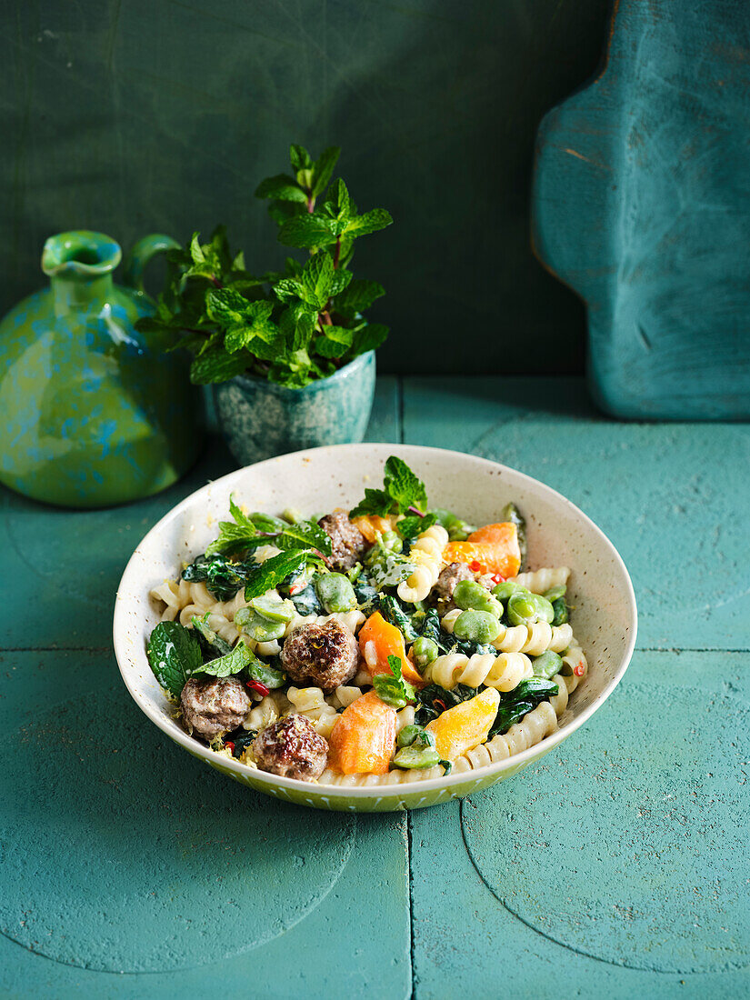 Nudelsalat mit Hackfleischbällchen, Bohnen, Spinat und Ofenpaprika