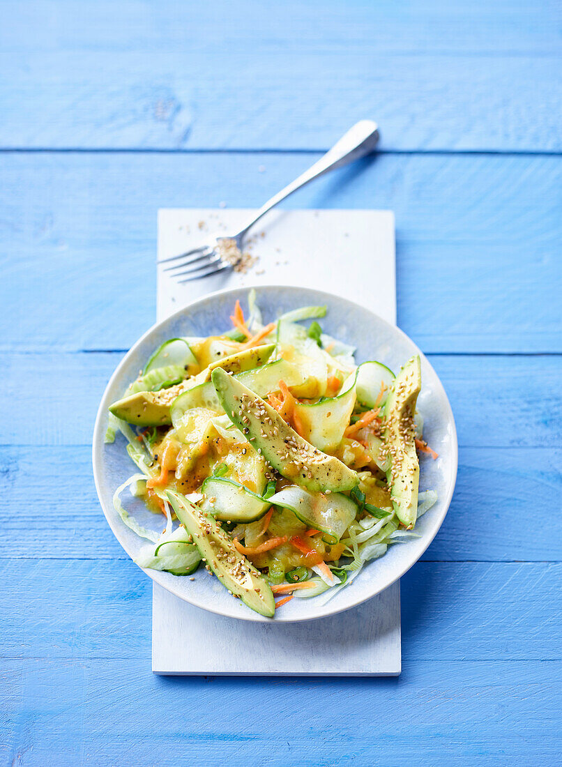 Exotischer Salat mit Avocado und Sesam