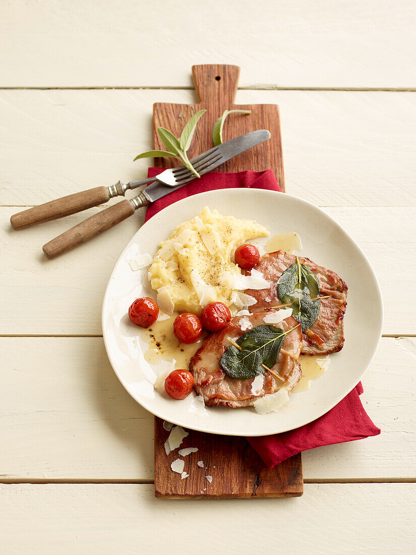 Saltimbocca mit Steckrübenpüree und Kirschtomaten